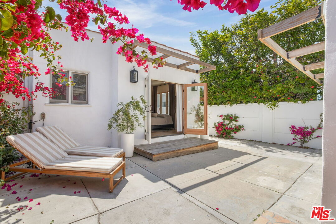6277 Commodore Sloat Dr in Los Angeles, CA - Foto de edificio