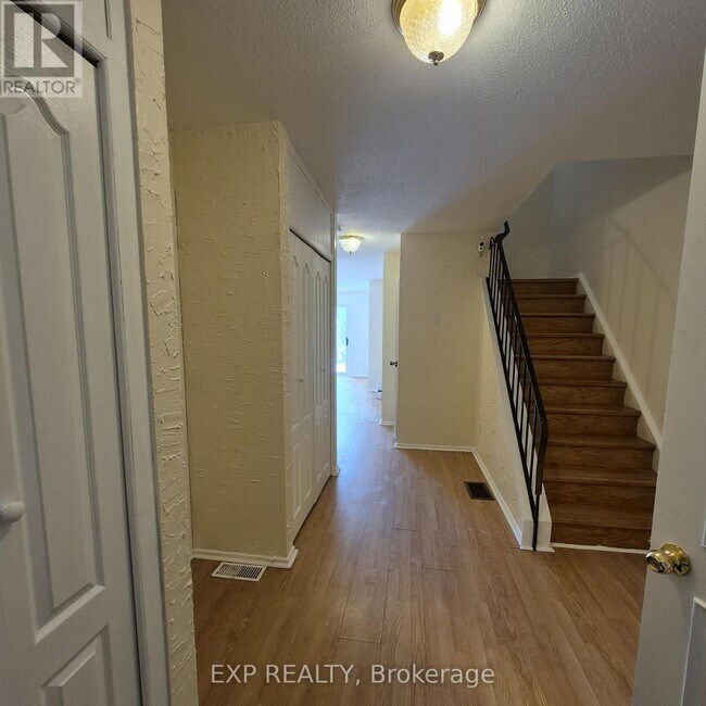 8A Arnold Dr in Ottawa, ON - Building Photo - Building Photo