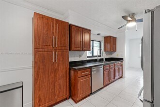 344 NW 94th Terrace in Plantation, FL - Foto de edificio - Building Photo