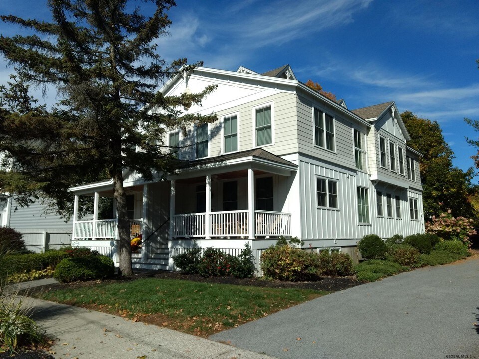 153 Grand Ave-Unit -3 in Saratoga Springs, NY - Foto de edificio