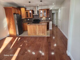 241-05 Mayda Rd in Queens, NY - Building Photo