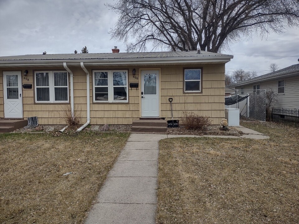 606 23rd Ave S, Unit 606 s 23rd st in Grand Forks, ND - Foto de edificio