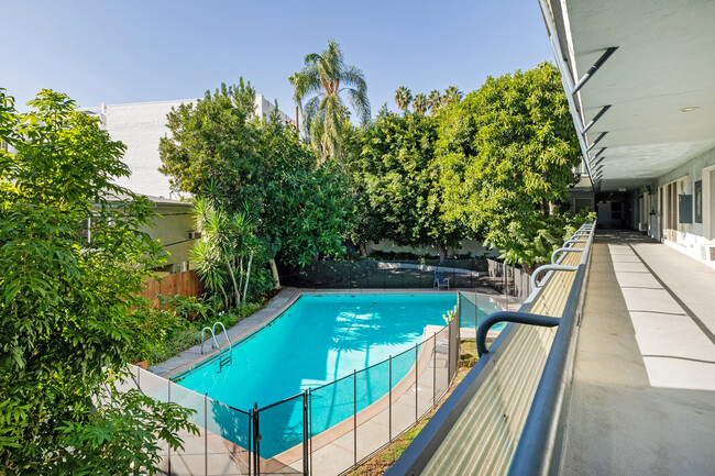 Sunset Lanai Apartments in West Hollywood, CA - Foto de edificio - Building Photo