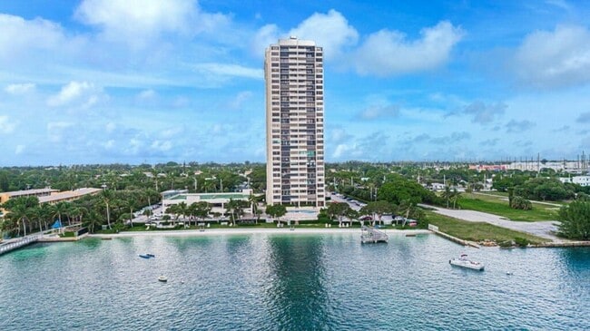 5600 N Flagler Dr in West Palm Beach, FL - Foto de edificio - Building Photo