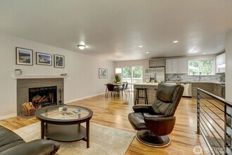 18900 32nd Ave NE in Lake Forest Park, WA - Building Photo - Building Photo