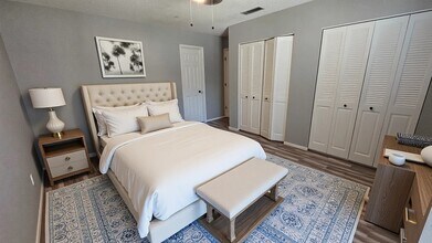 6430 Bankside Dr in Houston, TX - Building Photo - Building Photo