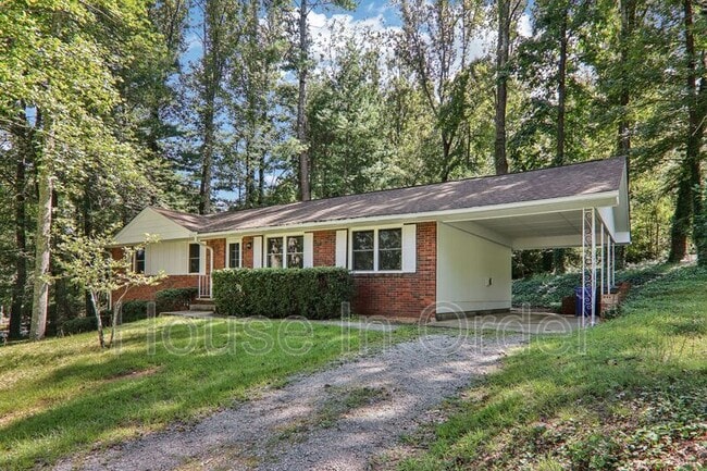 325 Comet Dr in Hendersonville, NC - Building Photo - Building Photo