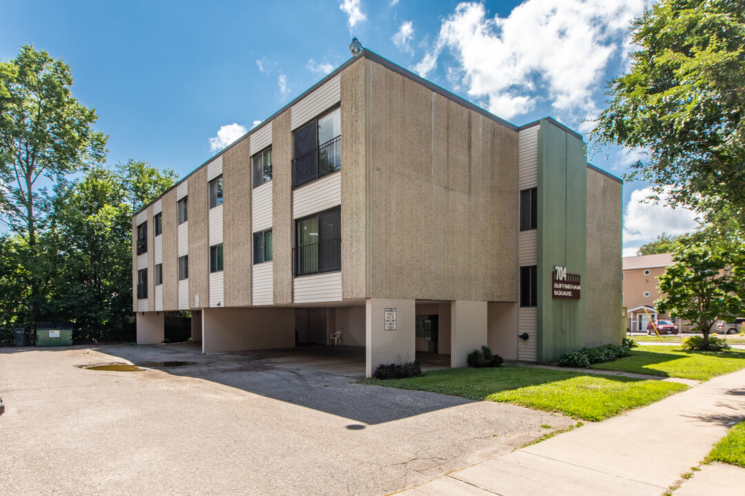 704 E Center St, Unit 302 in Rochester, MN - Foto de edificio