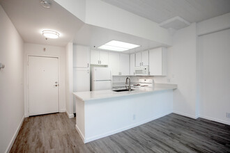 Metropolitan Court Apartments in San Jose, CA - Building Photo - Interior Photo