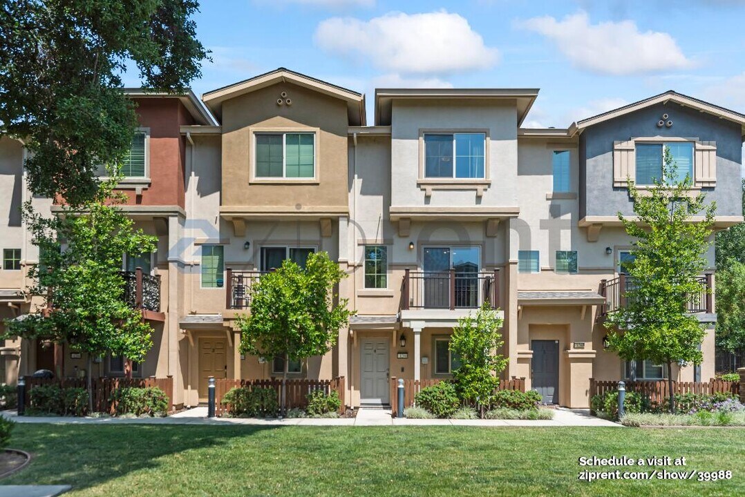 1260 Detroit Ave in Concord, CA - Building Photo