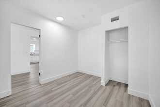 1393 NW 102nd St in Miami, FL - Foto de edificio - Building Photo