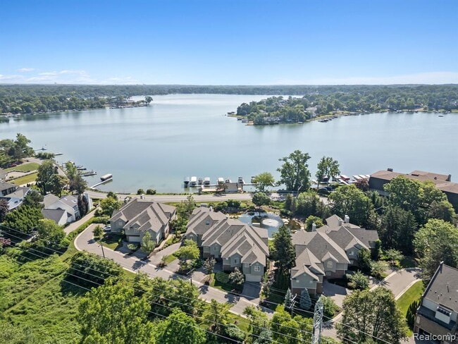 property at 3782 Pine Lake Knoll Dr