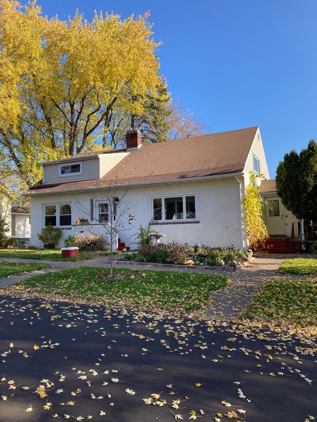 property at 910 N 56th Ave W