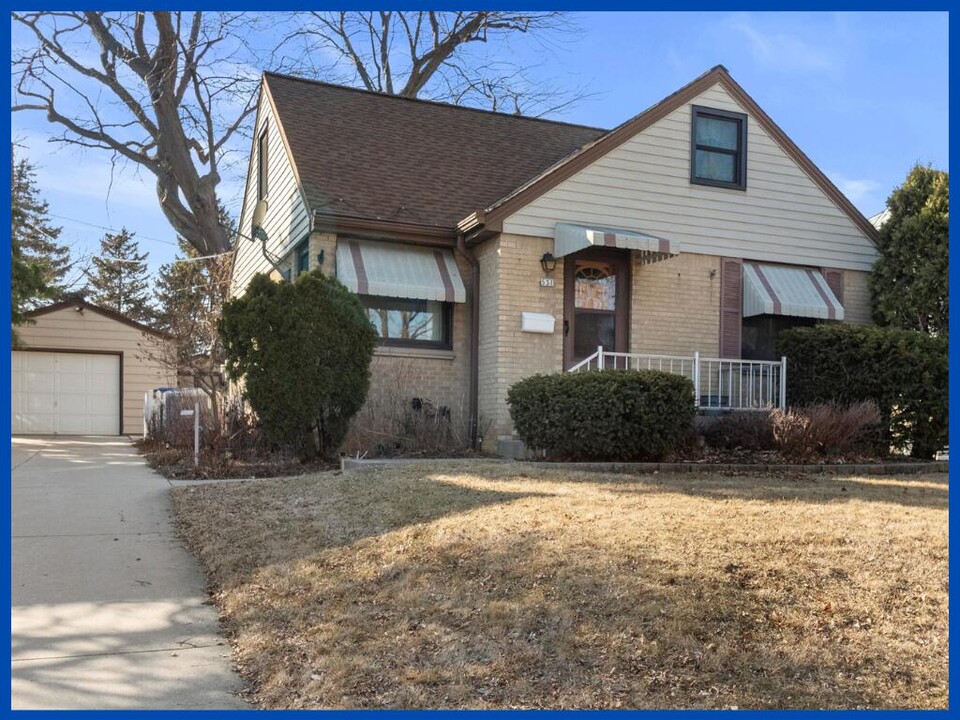 531 N 94th St in Milwaukee, WI - Foto de edificio