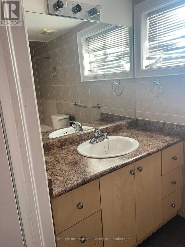 280 Cornelius Pkwy in Toronto, ON - Building Photo - Building Photo