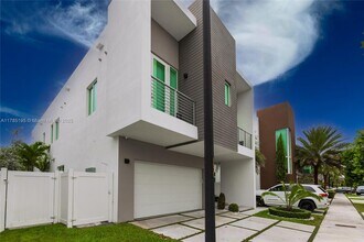 10561 NW 68th Terrace in Doral, FL - Building Photo - Building Photo