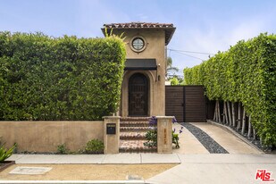 435 Westmount Dr in West Hollywood, CA - Building Photo