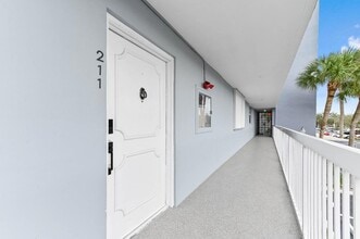 5700 NW 2nd Ave, Unit 211 in Boca Raton, FL - Building Photo - Building Photo