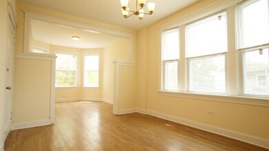 2815 N Troy St, Unit 2F in Chicago, IL - Foto de edificio - Building Photo