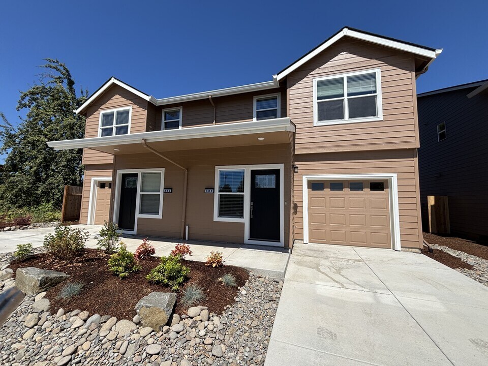 390 Seven Oaks Ln in Lebanon, OR - Building Photo