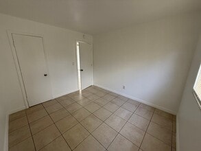 2452 Stella Street in Ft. Myers, FL - Foto de edificio - Building Photo