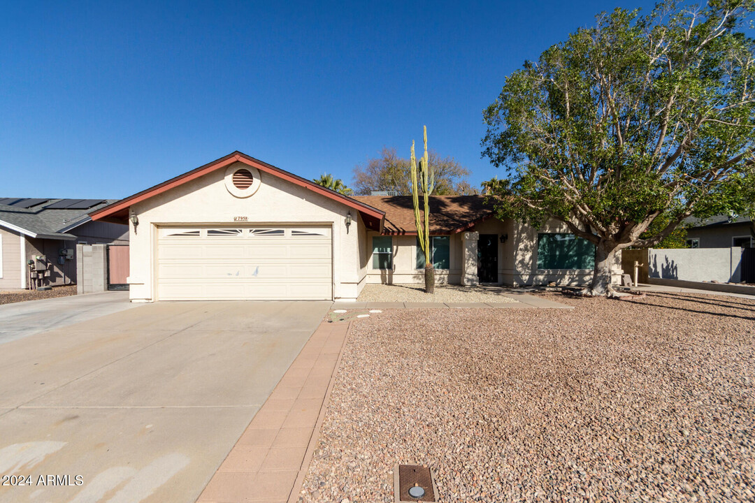 7958 W Surrey Ave in Peoria, AZ - Building Photo