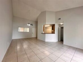 3457 NW 44th St, Unit 201 in Lauderdale Lakes, FL - Building Photo - Building Photo