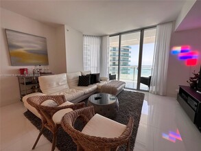 1300 Brickell Bay Dr, Unit 3204 in Miami, FL - Building Photo - Building Photo