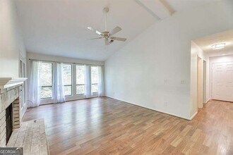 529 Warm Springs Cir in Roswell, GA - Building Photo - Building Photo