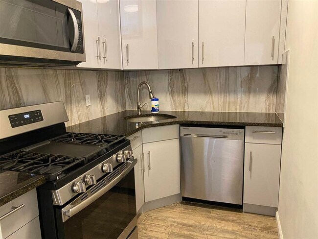 296 Central Ave in Jersey City, NJ - Building Photo - Building Photo