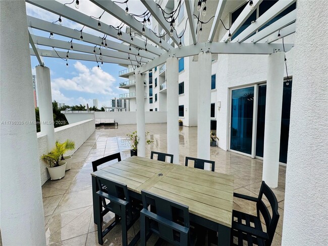 3030 NE 188th St in Aventura, FL - Building Photo - Building Photo