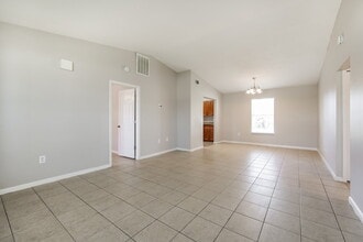 2122 SE 6th Ln in Cape Coral, FL - Foto de edificio - Building Photo