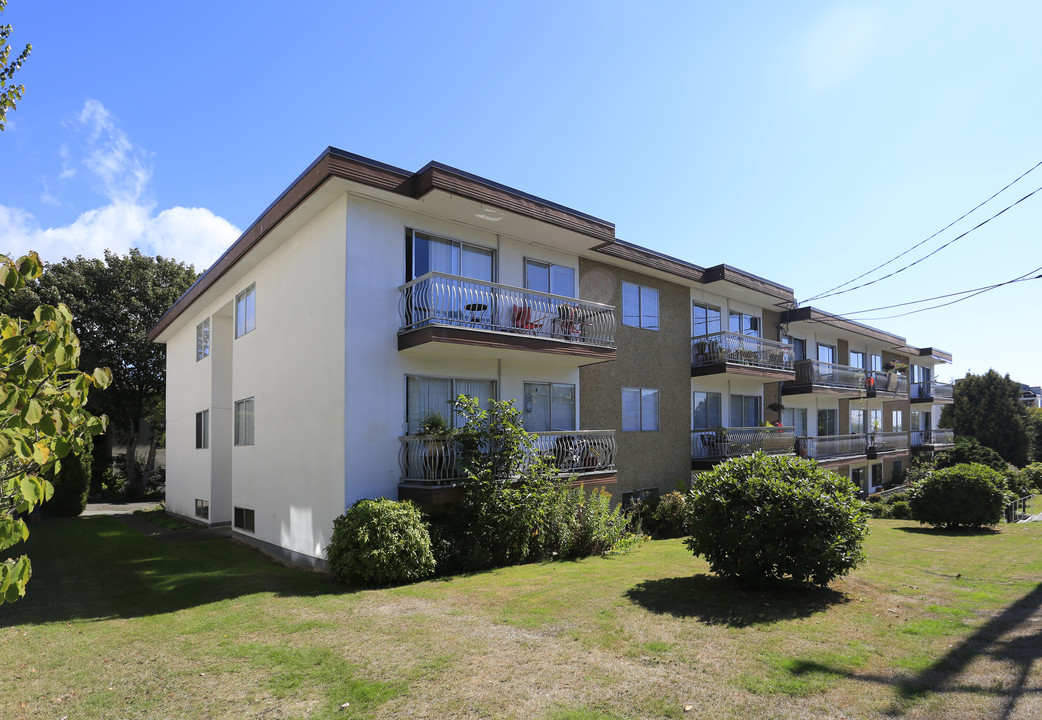 Franklin Place in White Rock, BC - Building Photo