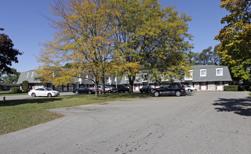 Colony Court Apartments LLC in Beloit, WI - Foto de edificio - Building Photo