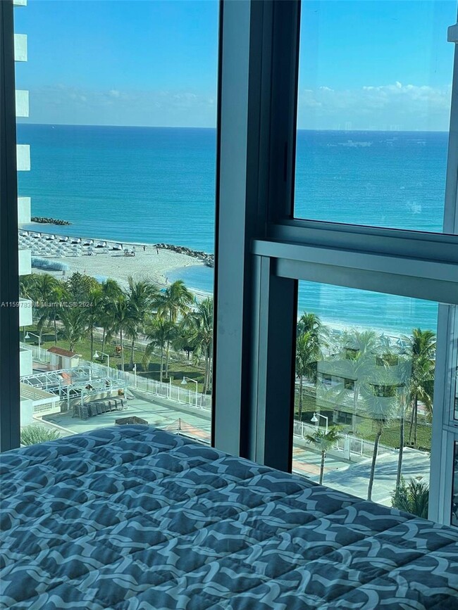 2655 Collins Ave, Unit 1407 in Miami Beach, FL - Foto de edificio - Building Photo