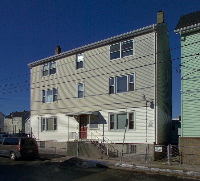 317 4th St in Fall River, MA - Foto de edificio - Building Photo