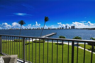 3040 Lake Shore Dr in Riviera Beach, FL - Building Photo