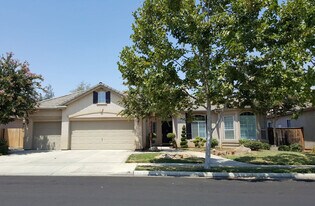 741 W Heritage Ave in Clovis, CA - Building Photo
