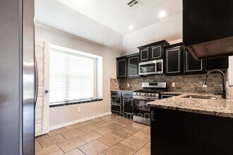 8037 Waters Edge Way in Oklahoma City, OK - Foto de edificio - Building Photo