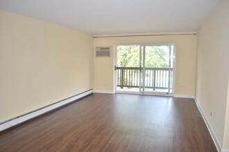 2226 S Goebbert Rd in Arlington Heights, IL - Building Photo - Building Photo