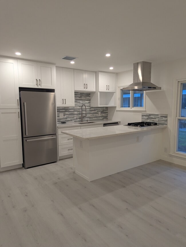 1906 N Hollywood Way, Unit 104