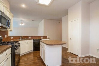 810 Forest Hillside Ln in Houston, TX - Foto de edificio - Building Photo