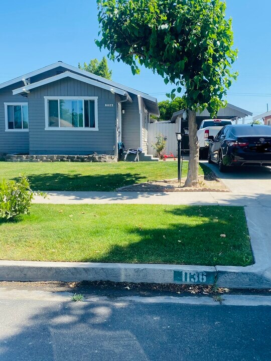 1136 J St in Reedley, CA - Foto de edificio