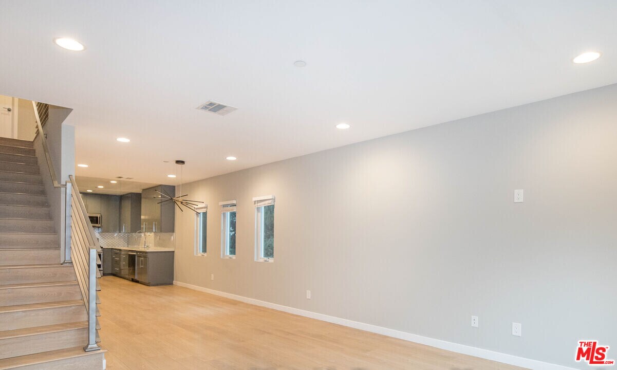 6546 La Mirada Ave in Los Angeles, CA - Foto de edificio