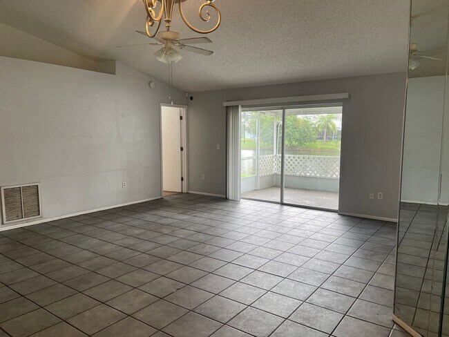 1206 Grassy Meadow Pl in Brandon, FL - Foto de edificio - Building Photo
