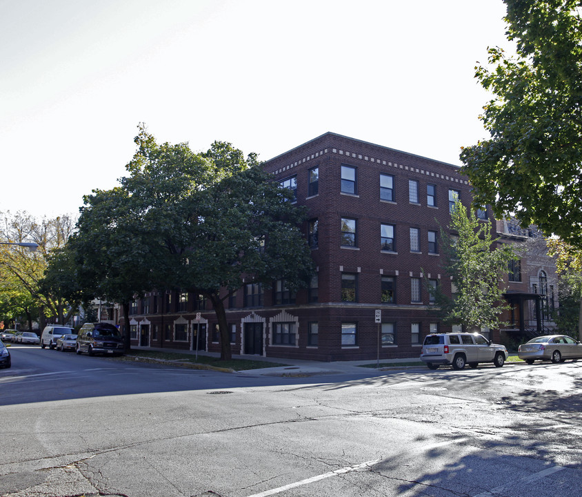 1247 W Roscoe St in Chicago, IL - Foto de edificio