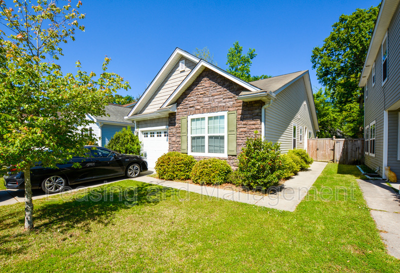 8892 Arbor Glen Dr in North Charleston, SC - Building Photo