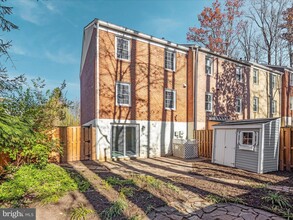 5516 Conistone Ct in Burke, VA - Foto de edificio - Building Photo