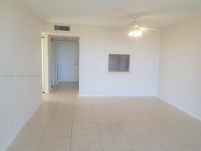 500 Executive Center Dr in West Palm Beach, FL - Building Photo - Building Photo