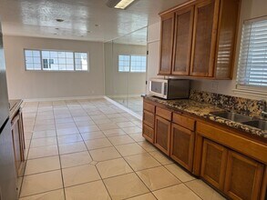 7025 Madrone Ave in San Diego, CA - Foto de edificio - Building Photo